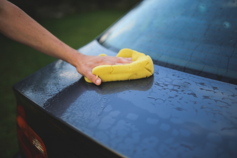 carrosserie-GOURDON-min_cleaning_washing_carwash_sponge_car_auto_hand_man-722705